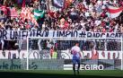 Pancarta en la grada del Sánchez Pizjuán con mensajes contra la corrupción arbitral durante el Sevilla-Almería.
