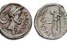 Denario cesariano del año 44 a. C. En el anverso, el busto de César laureado y la leyenda CAESAR IM P M; en el reverso, la diosa Venus portando un cetro y a Victoria y la leyenda L AEMILIVS BVCA