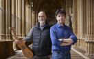 El músico Enrique Galdeano y el historiador Mikel Zuza, ayer en el claustro de la Catedral de Pamplona.