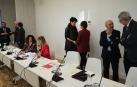Los asistentes a la reunión de la Junta de Transferencias conversan antes del inicio del encuentro.