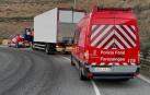 La Policía Foral junto a un camionero en la A-68