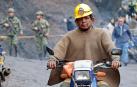 Un hombre en una motocicleta pasa hoy, por la zona en donde se presento una explosión en una mina de carbón, en Sutatausa