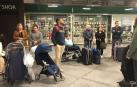 Viajeros que acudían a Pamplona, esperando anoche en la estación de Atocha