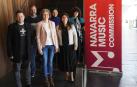 En primer plano: Fernando F. Garayoa, coordinador de la Navarra Music Commission; Rebeca Esnaola, consejera de Cultura y María Andrea Torres, responsable de Cultura de la Embajada de Colombia en España. Detrás, Javier de la Fuente, director de Proyectos Estratégicos de NICDO; Zarys Falcón, del grupo navarro-colombiano Katanga Dub y Maisa Covaleda, mánager del grupo, ayer en Baluarte.