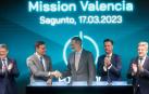 El rey Felipe VI, acompañado por el presidente del Gobierno, Pedro Sánchez, el presidente de SEAT, Wayne Griffiths (dcha), el responsable de Tecnología del Comité Ejecutivo de Volkswagen AG y presidente del Consejo de Supervisión de PowerCo SE, Thomas Schmall (2º dcha) y el presidente de la Generalitat valenciana, Ximo Puig, aplauden tras el acto de inicio de la construcción de la gigafactoría de baterías del grupo Volkswagen en Sagunto