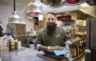 Rodrigo Corrales Fuente, jefe de cocina de La Vieja Iruña, sujeta su ‘gofre gambe-rro’
