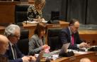 Parlamentarios de Navarra Suma consultan su teléfono móvil o su ordenador, durante un pleno de la Cámara.