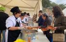 Varios asistentes acuden a probar el cocido