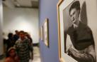 Varias personas observan la exposición "Frida Kahlo Sin Fronteras"