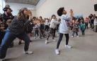 Público siguiendo una de las actuaciones del día, en el frontón López de Iturrama