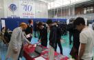 Alumnos de Bachillerato se interesan por el stand de una de las universidades internacionales presentes en la feria