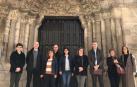 Los asistentes a la reunión de la mesa de trabajo ante el pórtico del templo románico tudelano