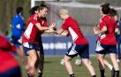 María González, autora de un golazo ante el Granada, y Josune Urdániz, en el entrenamiento de ayer en Tajonar