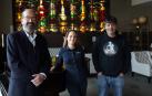 De izda a dcha: el cirujano pediátrico Carlos Bardají (director de la ONG 'Hope & Progress'), Lorea Esparza (departamento de eventos del Hotel Tres Reyes) y Txema Gracia (coordinador de la gala).