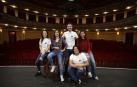 Componentes de los grupos navarros De Improviso y La Cuerda Teatro, ayer en el teatro Gayarre. De izda. a dcha: Sandra Aguerri (De Improviso), Maitane Pérez (La Cuerda Teatro), Pablo Cañete (De Improviso) y Maider Lekunberri (La Cuerda Teatro). En 2ª línea, Julio Terrazas (De Improviso). 	j. a. goñi