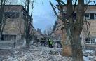 Bomberos y policías trabajan entre los escombros de un edificio tras un ataque con drones rusos, en la ciudad de Rzhyshchiv, en la región de Kiev