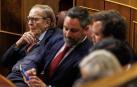 El economista Ramón Tamames (oizda.) junto al líder de VOX, Santiago Abascal y el portavoz de VOX en el Congreso, Iván Espinosa de los Monteros, este miércoles 22 de marzo.