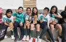 Un grupo de alumnos disfruta de sus bocadillos