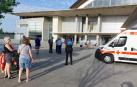 Un agente en el exterior de la ciudad deportiva que albergó a los desplazados por los incendios