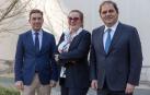 De izquierda a derecha, los ponentes del encuentro: Antonio Moreno, catedrático de la Universidad de Navarra; Judith Arnal, consejera del Banco de España; y Claudio Tebaldi, de la Universidad de Bocconi