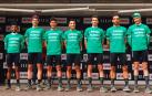 Los corredores del Caja Rural RGA, en el control de firmas de la quinta etapa de la Volta a Catalunya