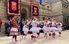 Dantzaris de Duguna bailan en los jardines del Palacio de Navarra.