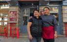 Morelia Mena Rojas, a la dcha., junto a su madre, Elsa Rojas Delgado, en la entrada del bar Andía, en el paseo de la Inmaculada