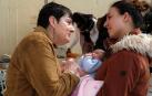 Tere González (coordinadora de Apoyo Mutuo) atiende a Asmaa y a su bebé Rima durante el reparto de alimentos del jueves. Madre e hija viven en una habitación