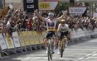 Remco Evenepoel cruza la línea de meta por delante de Primoz Roglic en la última etapa de la Volta a Catalunya