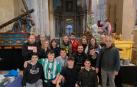 Un grupo de voluntarios, entre ellos varios jóvenes, se juntó el sábado en el Santo Sepulcro para ir preparando los pasos