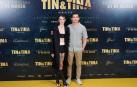 La actriz Milena Smit y el actor Jaime Lorente posan durante el photocall de ‘Tin&Tina’ en el Cine Paz de Madrid