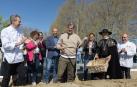 PRIMER ESPÁRRAGO El chef Carles Abellán muestra el espárrago que recogió ayer en la finca de Alfredo Rubal, de Villafranca. A su lado, de izda. a dcha.: Javier Díaz (Restaurante Alhambra), Mª Carmen Segura (alcaldesa de Villafranca), Unai Hualde (presidente Parlamento foral), Marcelino Etayo (IGP Espárrago de Navarra), María Chivite (presidenta Gobierno de Navarra), Enrique Sánchez (Cofradía Espárrago de Navarra) y Nicolás Ramírez (Restaurante Tubal)