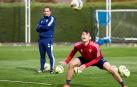 Budimir controla un balón de cabeza ante la mirada de Arrasate durante la sesión de fútbol-tenis.