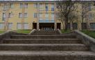 Escaleras de acceso al albergue Oncineda que en unos meses comenzará a reformarse para albergar la residencia