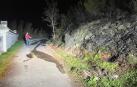 Agentes de la Policía Foral junto a la zona calcinada por el fuego.