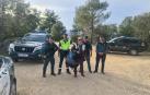 Javier Pérez, entre los agentes de la Guardia Civil que le ayudaron tras su accidente