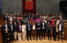 Foto de familia de los parlamentarios en el último pleno de legislatura