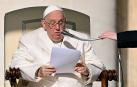 El papa Francisco lee un discurso en una audiencia anterior en la plaza de San Pedro del Vaticano