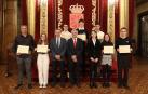 Estudiantes de ESO y Bachiller premiados por el curso pasado, junto al director general de Educación y responsables del departamento, en el Salón del Trono
