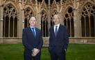 José Ángel Andrés (izda), presidente de Fundación Caja Navarra, y Rafael Chueca, director corporativo de Fundación ‘la Caixa’, ayer en el claustro gótico de la catedral de Pamplona
