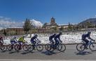 Los corredores del Movistar tiran del grupo durante la pasada edición del Gran Premio Miguel Induráin en la que la nieve tuvo carta de protagonismo