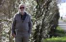 Cruz Miguel Babace posa en un paraje del paseo del Arga en el polígono de Landaben en Pamplona. Sostiene el libro de orquídeas silvestres de Navarra del que es coautor
