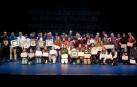 Foto de familia de los premiados, finalistas y representantes institucionales una vez concluida la gala de ayer en Tafalla