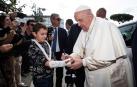 El papa Francisco firma un autógrafo en la escayola de un niño que lo esperaba a su salida del hospital, este sábado