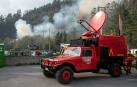 Imagen de un coche de la UME próximo a uno de los 95 incendios declarados estos días en Asturias