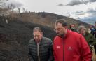 El presidente del principado de Asturias, Adrián Barbón (c), acompaña al alcalde de Oviedo, Allfredo Canteli, durante su visita a las zonas quemadas del Monte Naranco de Oviedo