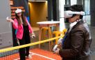 Una mujer con unas gafas de realidad virtual durante el Metaverso Pro Day, el evento tecnológico que está dedicado al metaverso, web3, realidad virtual y realidad aumentada