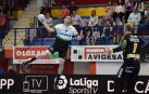 Martín Ganuza salta para lanzar frente a Nordlander, exportero de Anaitasuna