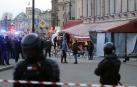 Varios policías acordonan la zona en la que se encuentra la cafetería de San Petersburgo en la que ha explotado la bomba