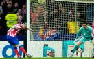 El delantero argentino del Atlético de Madrid, Ángel Correa, ,golpea el balón ante el portero del Betis, Rui Silva, para conseguir el primer gol del equipo colchonero